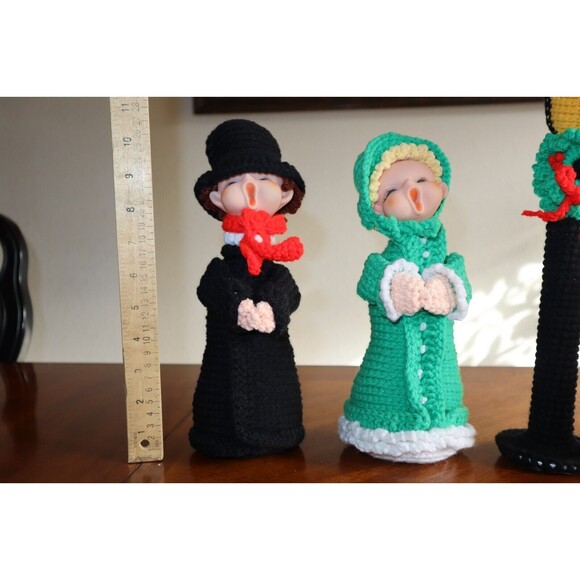 Vintage Handmade Crochet Christmas Carolers Lamp Post Figurine Set Family - Picture 2 of 11